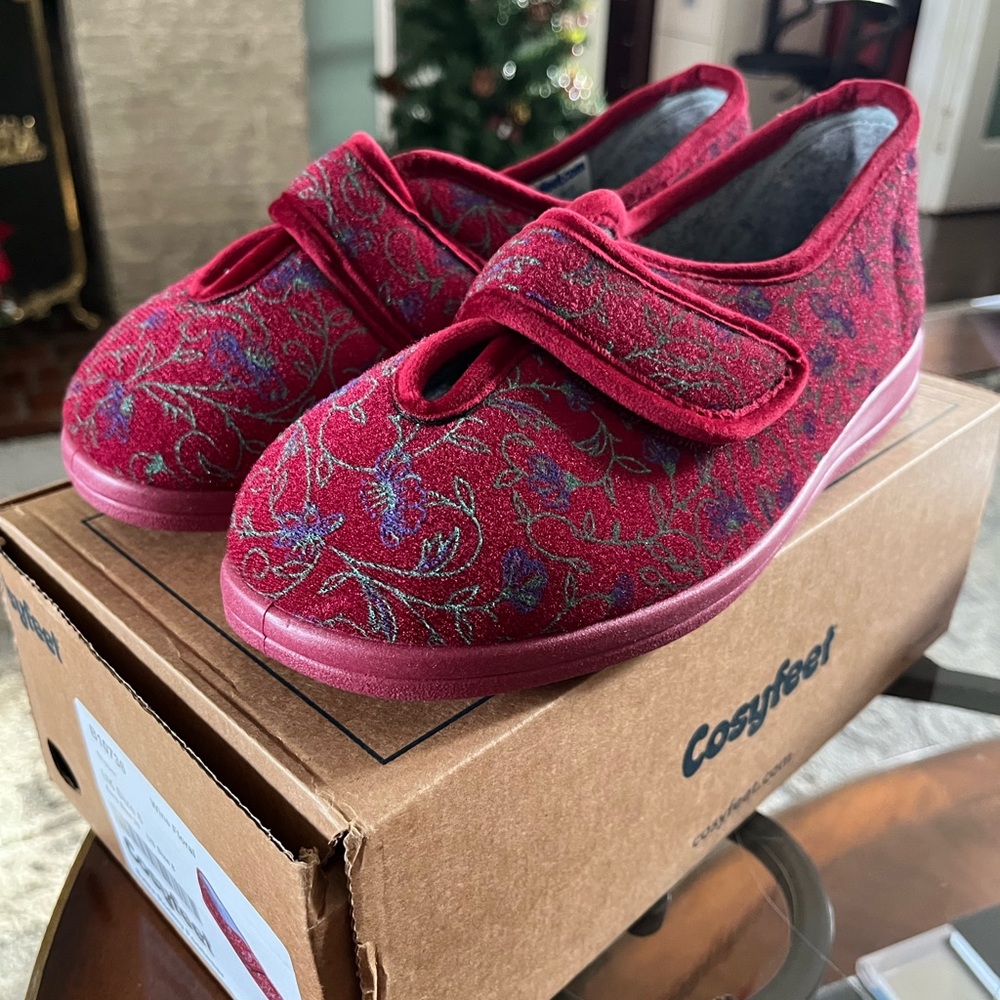 Cosyfeet Diane Slipper - Women’s Size US 8 - Wine Floral
